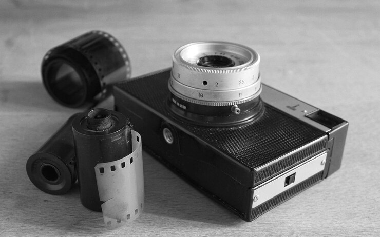 Photo テーブルの上のフィルムで古いカメラのクローズアップ