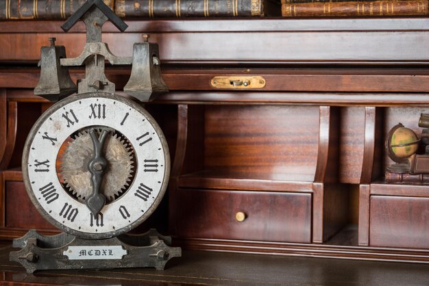 Photo close-up of old clock