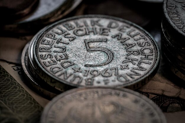 Photo close-up of old coins on table