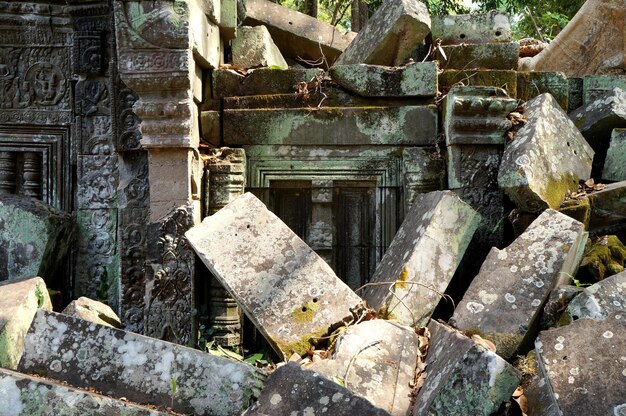 Photo close-up of old damaged building