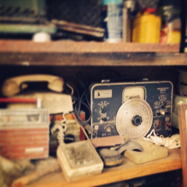 Photo close-up of old equipment in shelf