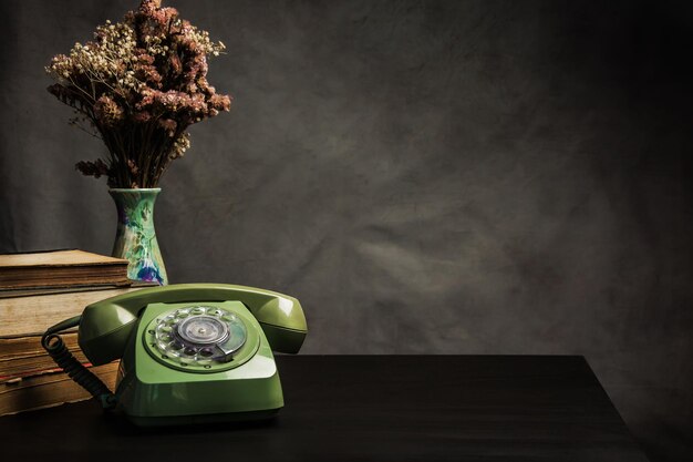 Photo close-up of old flower vase on table