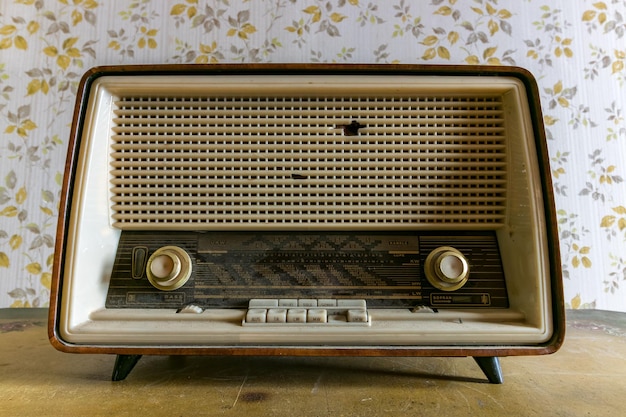 Photo close up of an old historical retro radio on a table