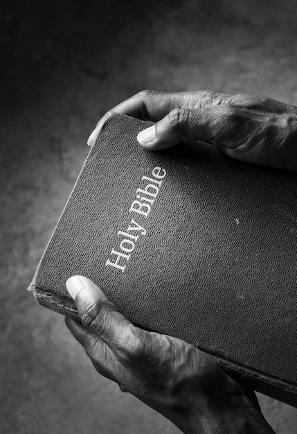 Photo close up of a old holy bible on human hand