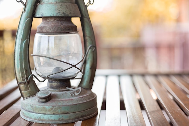 Photo close-up of old lantern on table