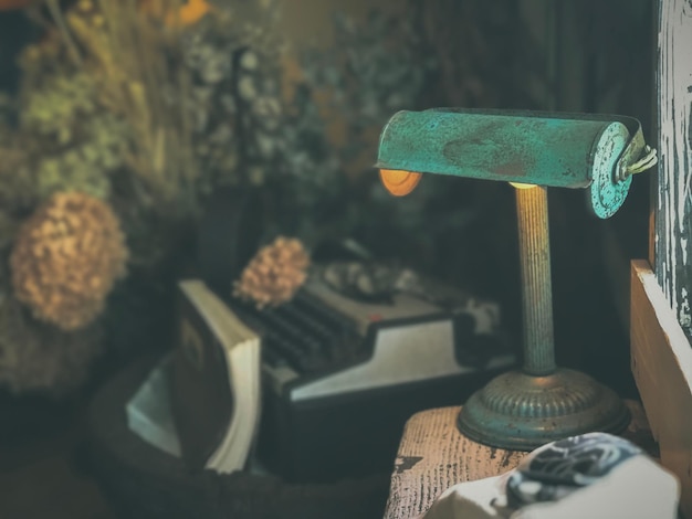 Photo close-up of old lighting equipment on table