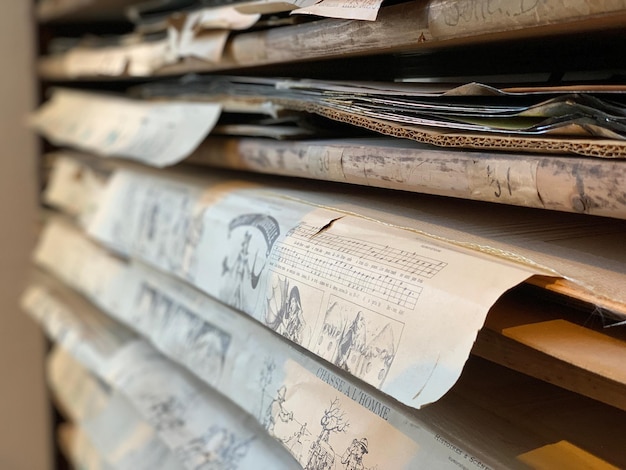 Photo close-up of old paper in shelves