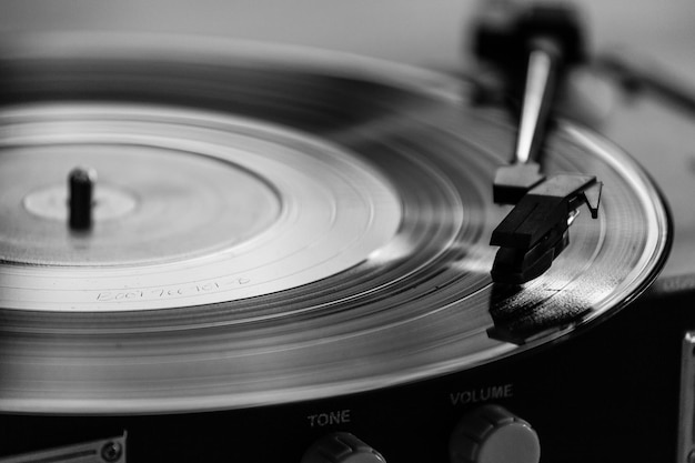 古いレコードプレーヤーのクローズアップ