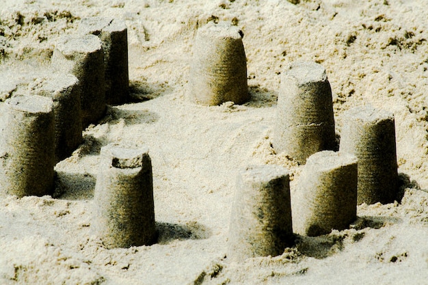 Foto prossimo piano di vecchie rovine sulla sabbia.