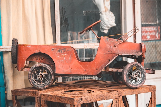 Photo close-up of old rusty toy car