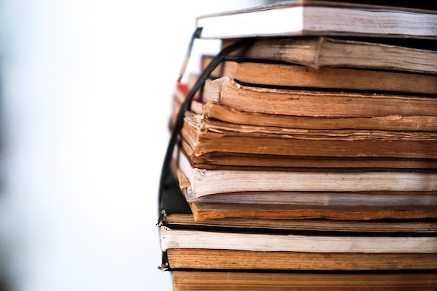 Близкий план старых сложенных книг