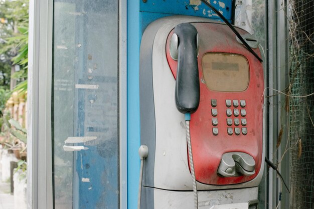 Foto close-up di una vecchia cabina telefonica