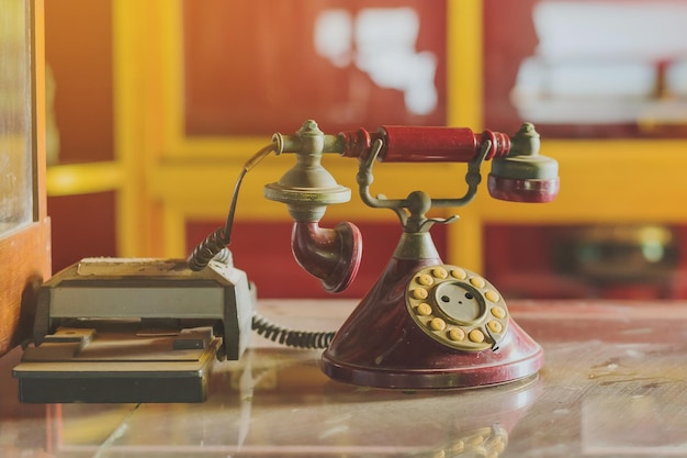 Photo close-up of old telephone on table