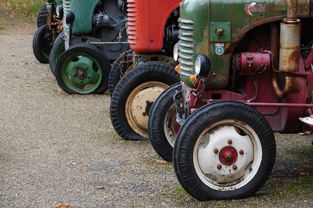 Photo close-up of old tractor on land