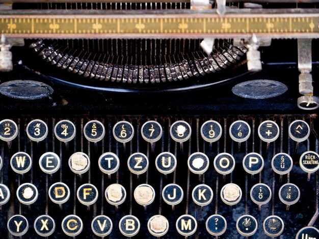 Foto close-up di una vecchia macchina da scrivere
