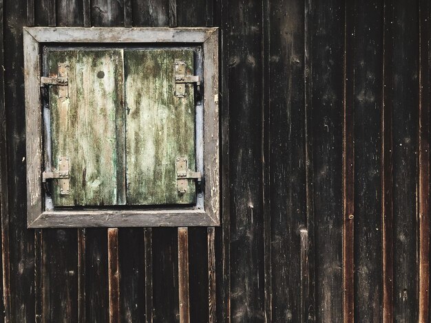 Photo close-up of old wooden door