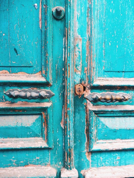 Photo close-up of old wooden door