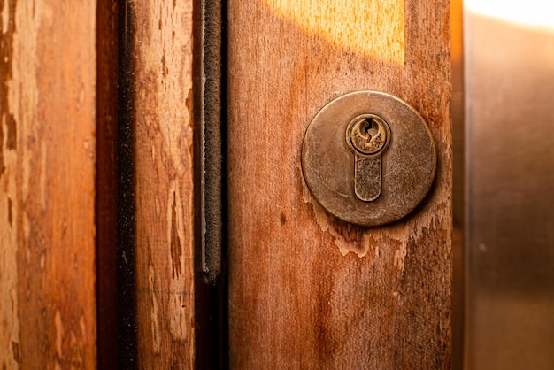 Foto close-up di una vecchia porta di legno