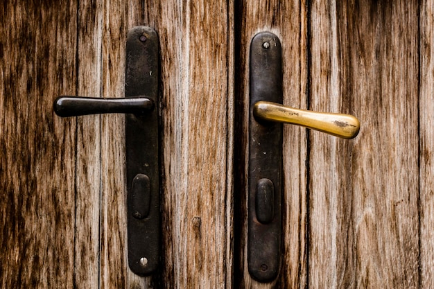 Foto close-up di una vecchia porta di legno