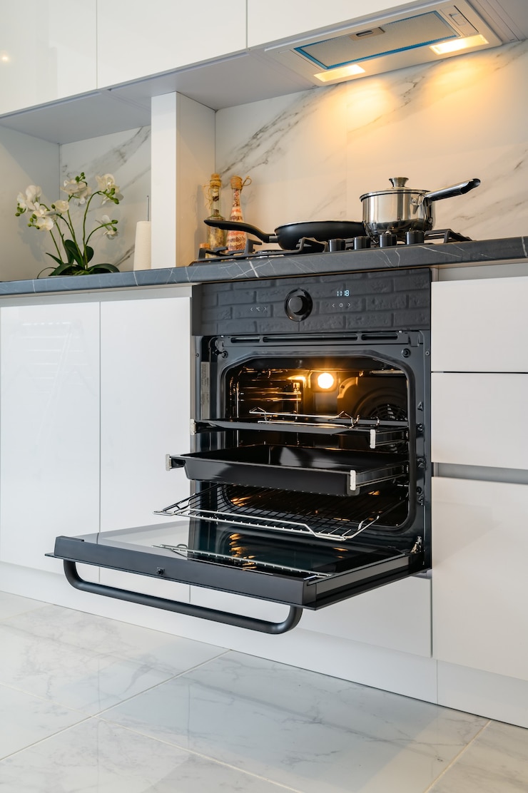 Foto close-up om ovendeur te openen bij witte moderne klassieke keuken