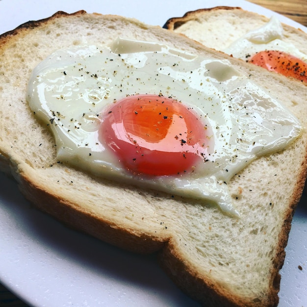皿の中のパンの上のオムレットのクローズアップ