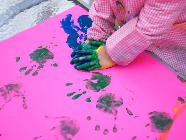 Фото Крупным планом на детскую ручную роспись красочными акварельными красками
