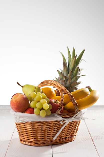 Фото Крупным планом на корзине с фруктами на деревянной доске
