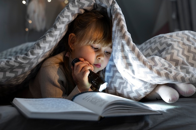 写真 彼女の部屋で遊んでいる子供にクローズアップ