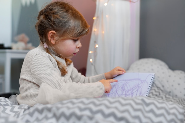 写真 彼女の部屋で遊んでいる子供にクローズアップ