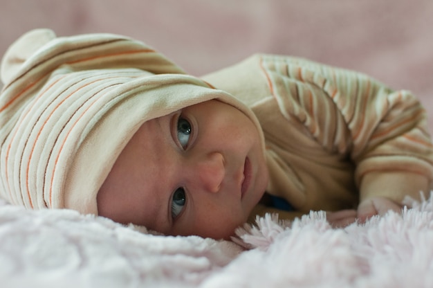 写真 かわいい小さな赤ちゃんの幼児にクローズアップ