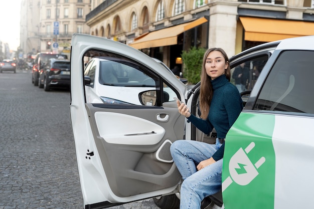 写真 フランスの電気自動車のクローズアップ