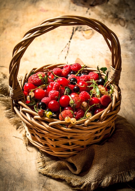 Фото Крупным планом на свежую корзину с ягодами