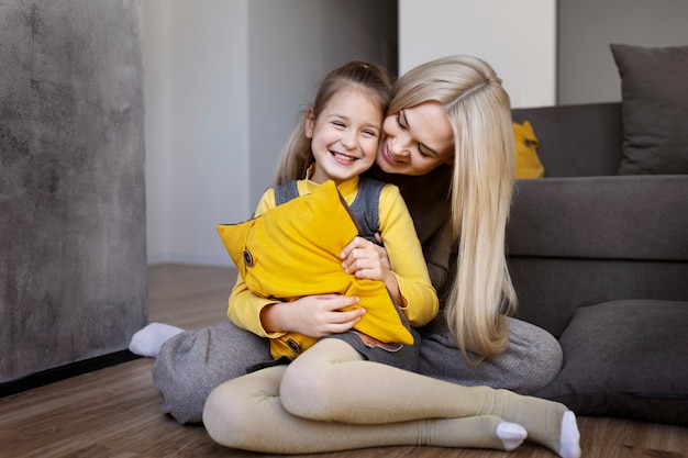 写真 彼女のお母さんと一緒に女の子にクローズアップ