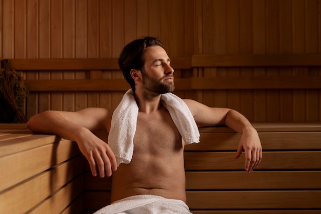 Фото Крупный план мужчины, расслабляющегося в сауне