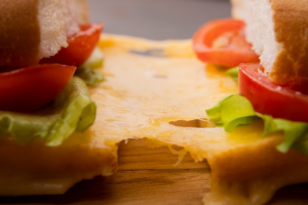 写真 サンドイッチの溶けたチーズのクローズアップ