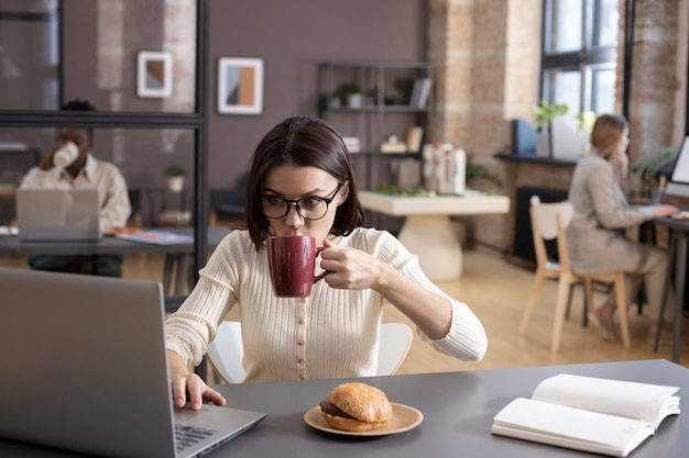 写真 休憩時間に食べる人々のクローズアップ