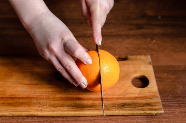 Фото Крупным планом нарезанные апельсины на деревянной доске
