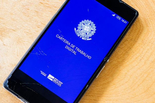 写真 新しいブラジルの社会保障文書carteiradetrabalhodigitalでスマートフォンをクローズアップ