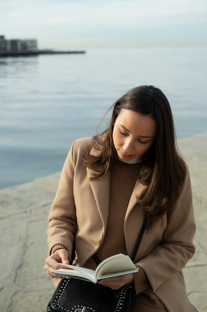 写真 彼女のメモを読んでいる女性のクローズアップ