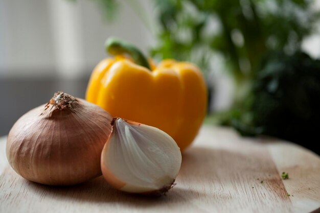 Foto prossimo piano di cipolla su tavola