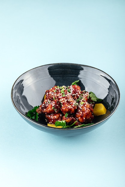 Close-up op Aziatische gemarineerde kip in pikante saus met daikon