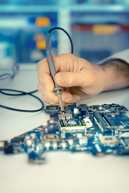 Close-up op de handen van technologie die motherboard controleren