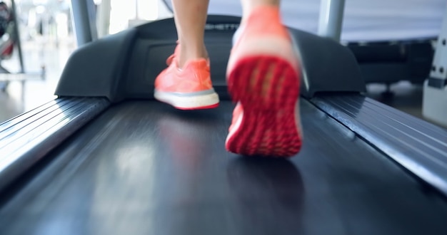 close-up op de voeten van atleten die trainen in de sportschool en cardiotraining doen op de loopband