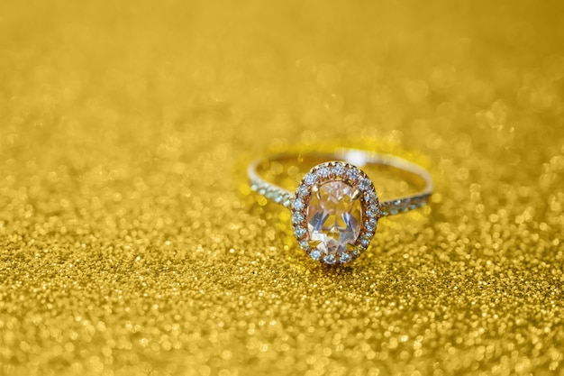 Close-up op diamanten ring op goud glitter