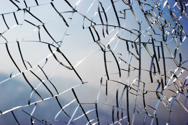 Close-up op een achtergrond van gebarsten glas.