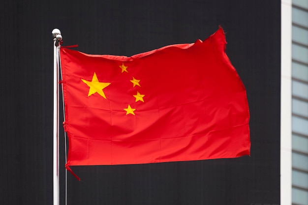 Close-up op een Chinese vlag die buiten een gebouw zwaait