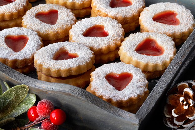 Close-up op een dienblad van traditionele Kerstmis Linzer-koekjes