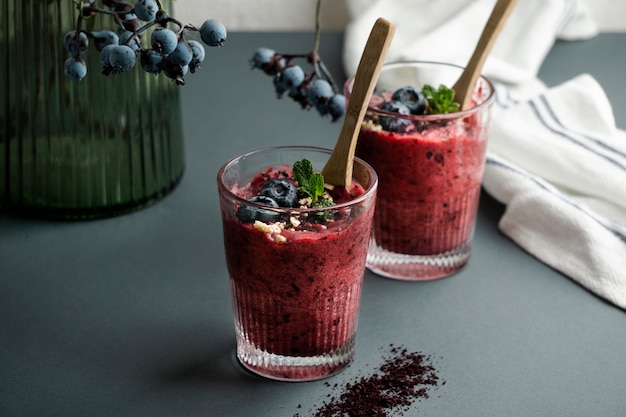 Foto close-up op een heerlijke kom met acai-granen