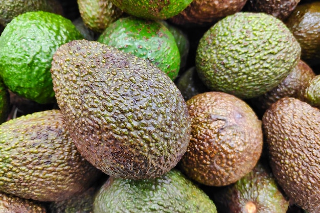 Close-up op een stapel avocado's op een marktkraam