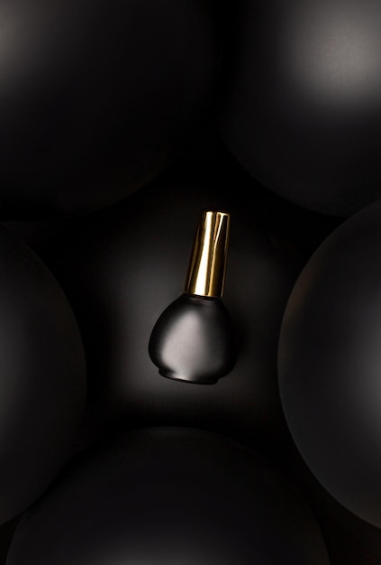 Close-up op een zwarte pot met nagellak op een donkere achtergrond